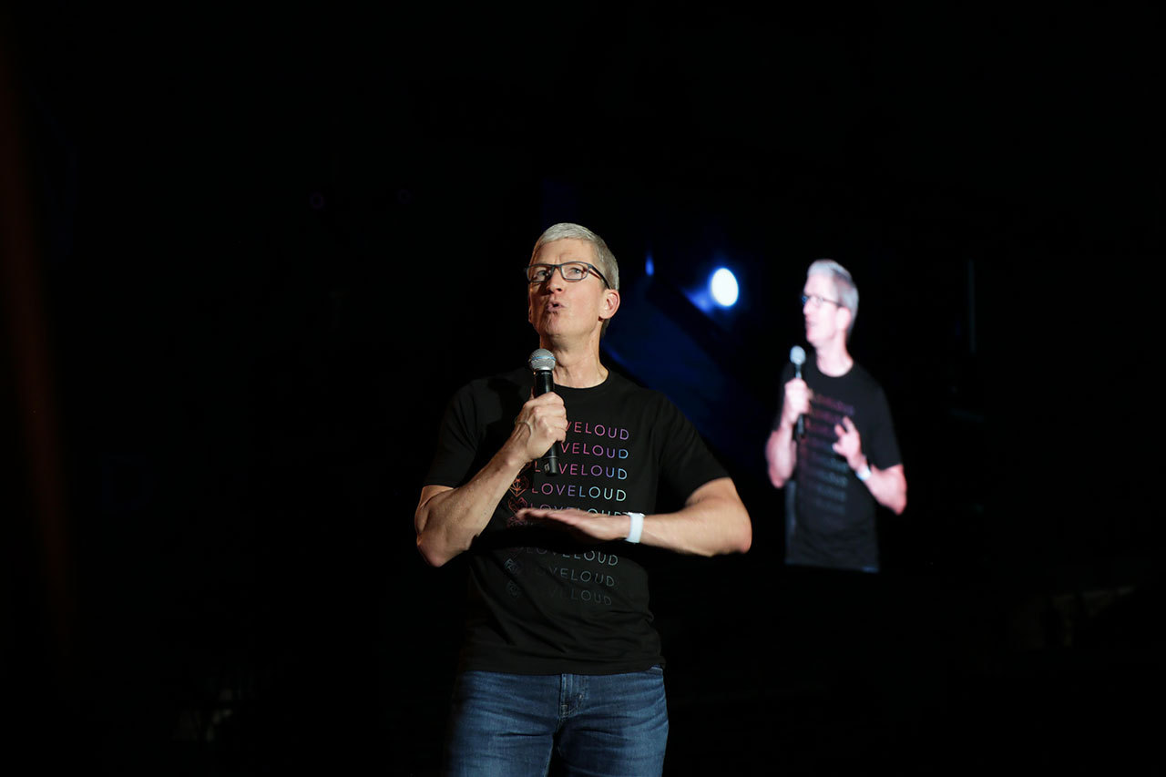 苹果CEO库克和梦龙乐队同台力挺LGBT
