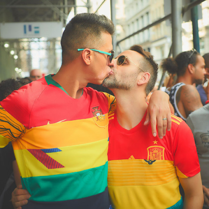 这款彩虹球衣将在世界杯决赛日拍卖