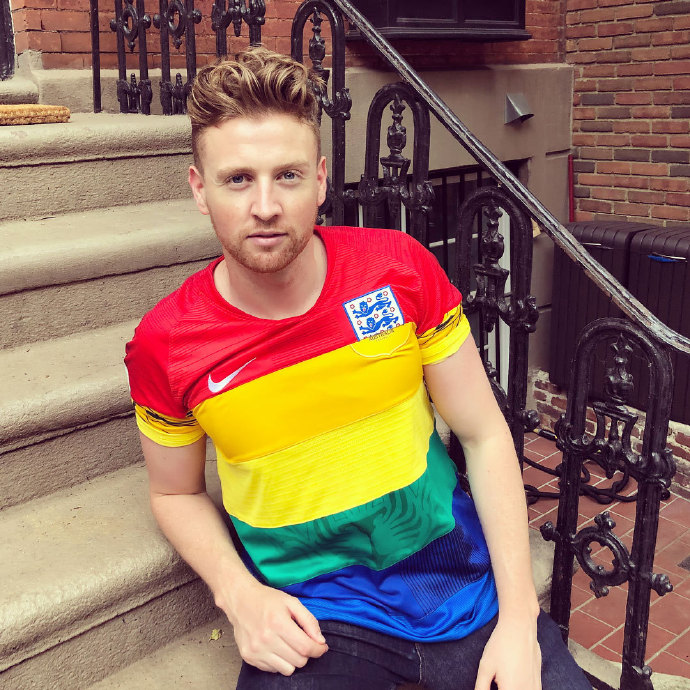 这款彩虹球衣将在世界杯决赛日拍卖