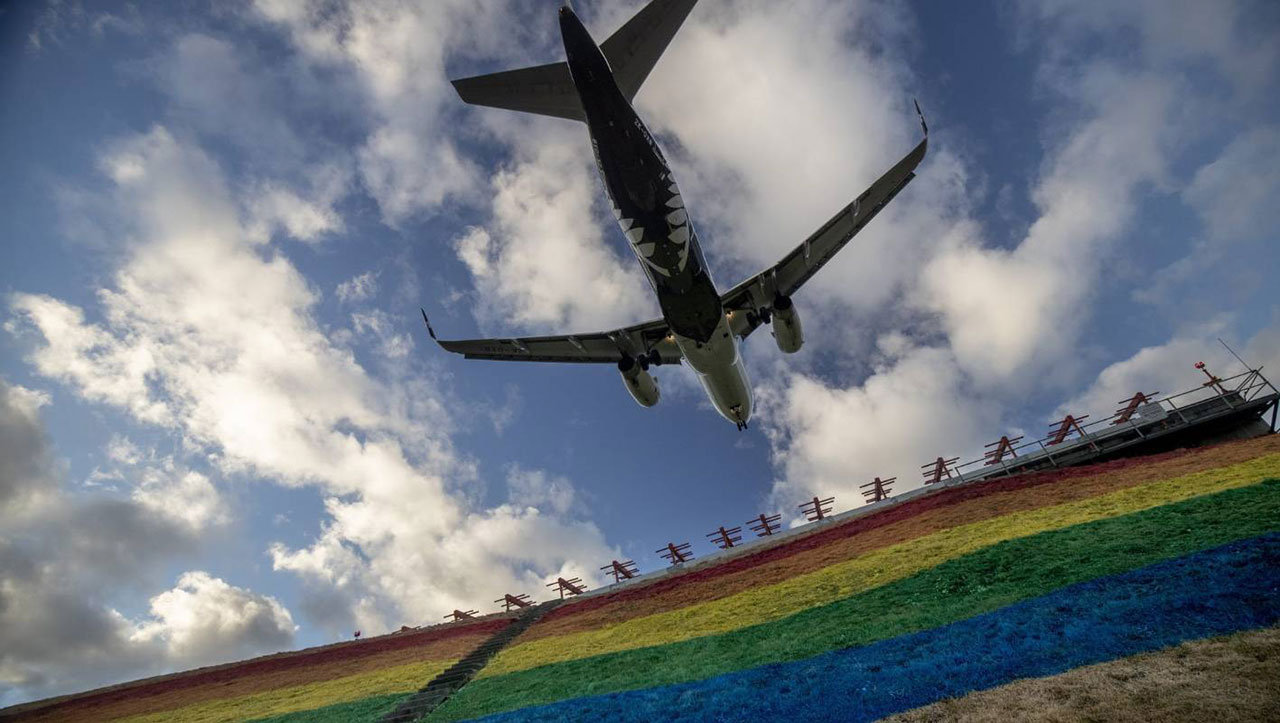 这可能是世界上第一条“彩虹机场跑道”