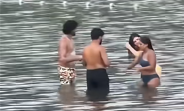 曝印度裔男女在加拿大湖里搓澡引强烈抗议 当地人：这不是恒河