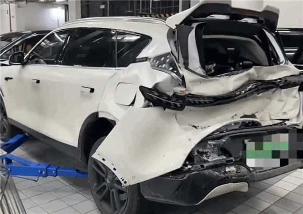 岚图FREE被大卡车追尾致五车连撞 车主脱险后又订了台岚图FREE+