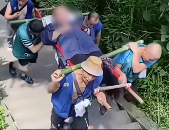 263斤男子花2万请轿夫抬自己上峨眉山 网友：各取所需 挺好！