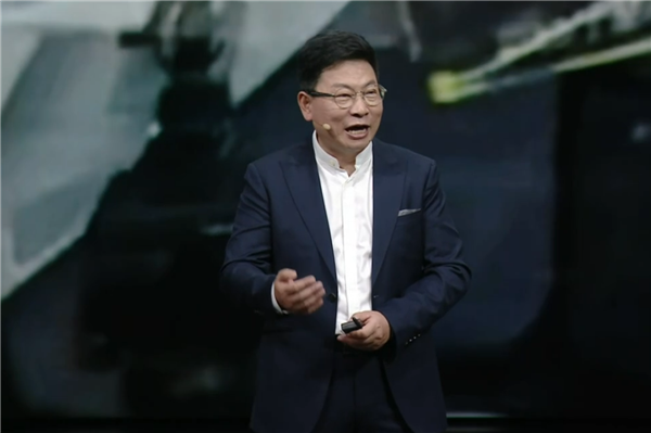 24.98万起 标配华为ADS4！新款智界R7对标小米YU7 余承东：头部空间、音响功率、后备箱大小全面领先