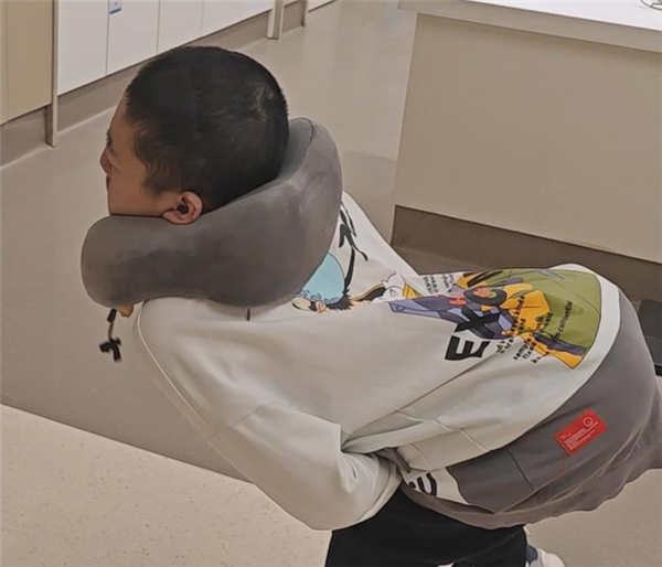 全球首例！4次断骨打开折叠男孩迈出新生第一步