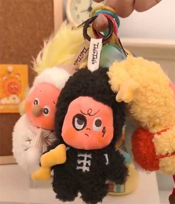 热度反超Labubu 泡泡玛特又一爆品“星星人”被黄牛炒到1400元