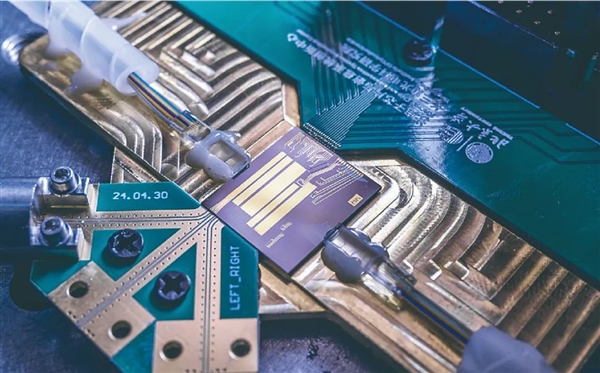 全球首款！中国科学家打造指甲盖大芯片 实现6G全频段通信突破