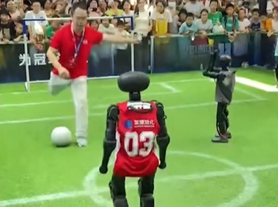 周鸿祎与机器人拼球技：想带球突破 被机器人抢断！