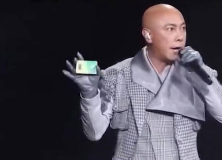 60岁张卫健演唱会掏出“公交车老年卡”自侃：求大家别欺负老人家