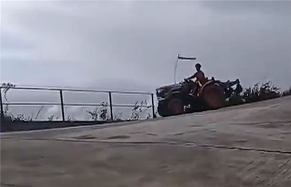 印度一博主表演拖拉机特技时失误：翻车后被压致身亡