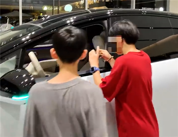 小孩兴奋围观理想i8 直呼真帅：为啥我爸开的L9这么丑
