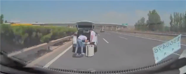 前车故障后车智驾径直撞上致2死：交警发布多起智驾车祸提醒勿过度依赖