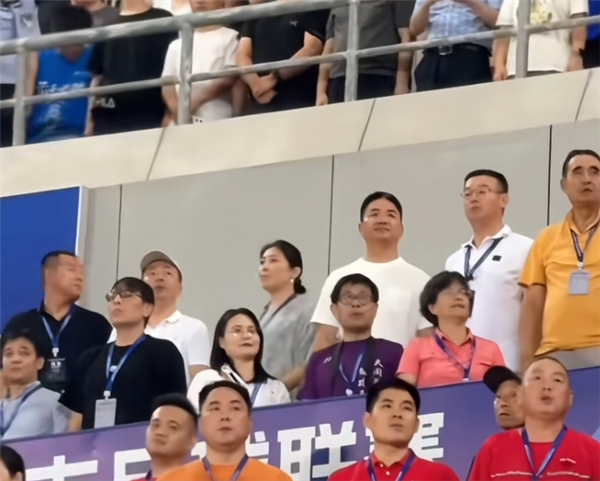 苏超宿迁主场2-0击败淮安 刘强东现场助威 进球后开心到跳舞