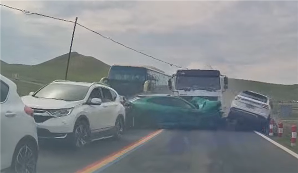 罐车失控撞毁小米YU7 2200MPa超强钢立功！车主感谢爱车保命