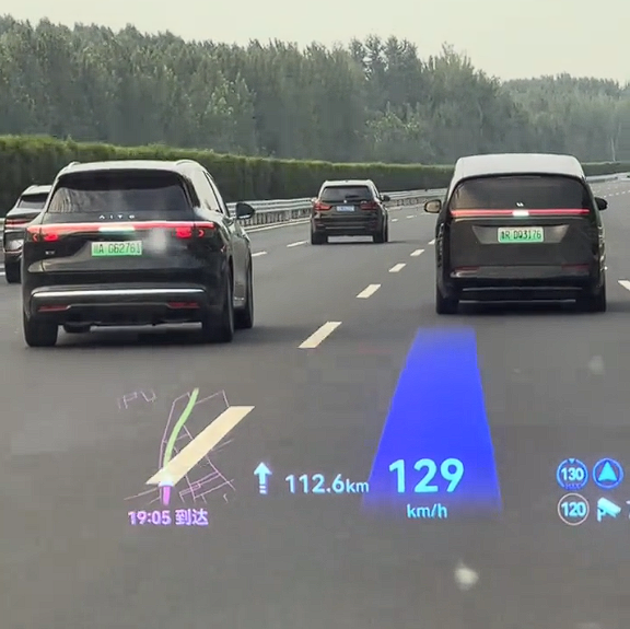 智驾无用论休矣！高速上五车同时点亮小蓝灯：比人开得规范