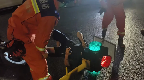 太社死了 小伙头部意外卡进红绿灯里 网友：看他脸色行驶