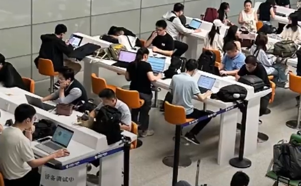 网友吐槽虹桥机场像自习室：充电台前座无虚席 班味太浓
