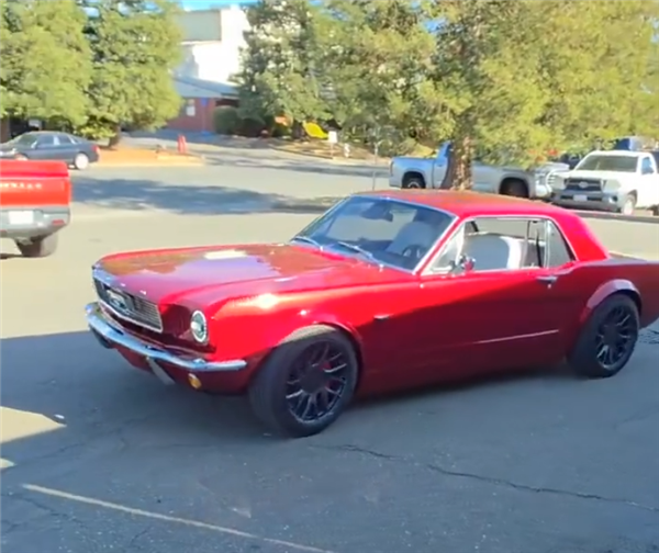 真神人！车主把特斯拉FSD移植到1966年的福特野马上 车辆成功自动驾驶