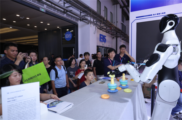 安徽首款全自研绳驱机器人亮相：全身共46个自由度