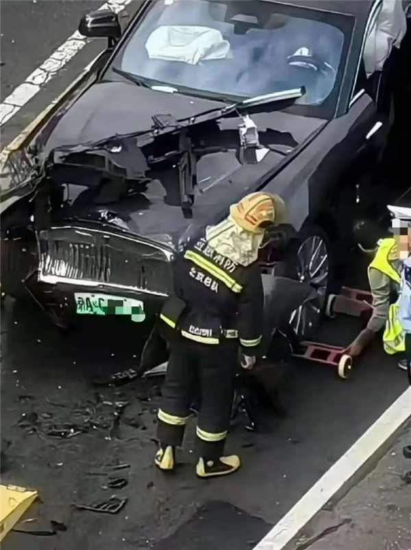 逆行撞飞白车！车评人陈震劳斯莱斯车祸现场曝光：维修费超百万，曾放话‘车损险不划算’